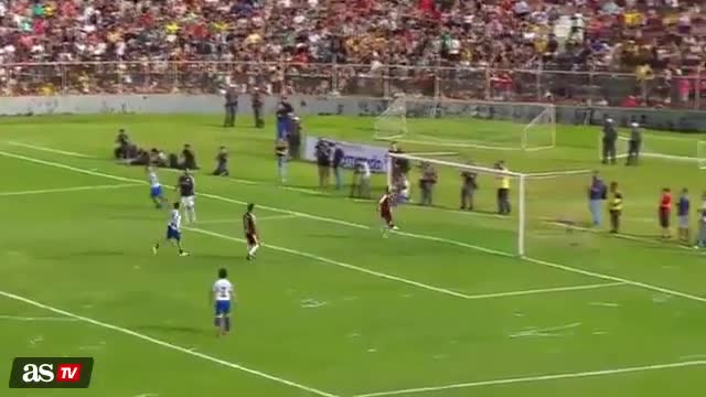 Neymar ngẫu hứng ghi bàn cực đỉnh ở Brazil