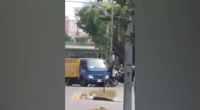 Tài xế ôtô 'hổ báo' bị ông Tây hạ knock out