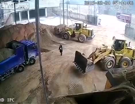 Xúc cát xúc cả bà giám đốc