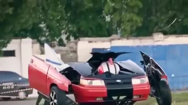 Độc đáo những chiếc xe có khả năng... biến thành người máy
