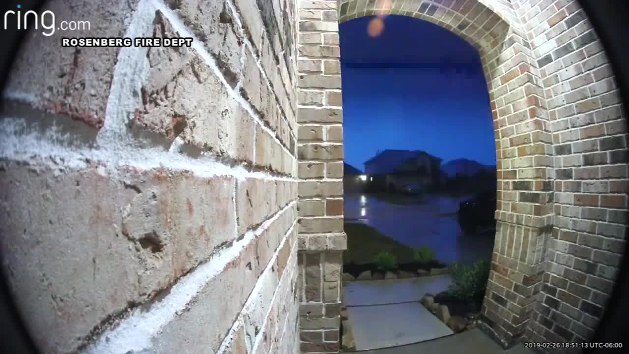 Camera ghi lại khoảnh khắc sét đánh trúng nhà dân Mỹ