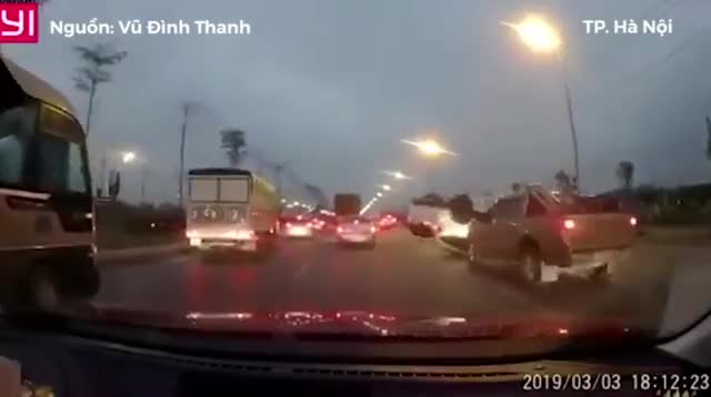 Clip ô tô đang đi bất ngờ lật ngửa ra giữa đường
