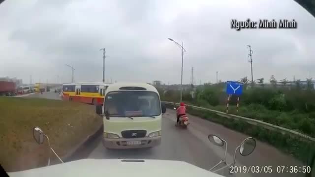 Một đống xe đi ngược chiều gặp ngay tài công cứng