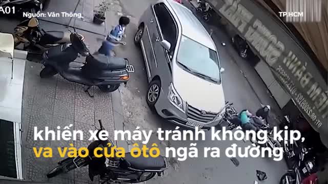 Tài xế ô tô mở cửa bất cẩn khiến 2 người phụ nữ ngã sõng soài giữa đường