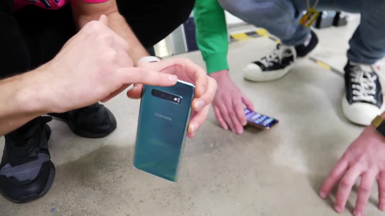 Samsung Galaxy S10 Plus vs iPhone XS Max DROP Test!