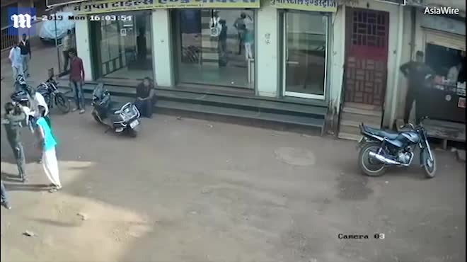 Bé trai 2 tuổi rơi từ tầng 3 xuống đất và cái kết may mắn