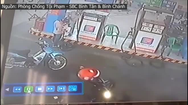 Mua xăng quên rút chìa khóa, bị trộm cuỗm ngay sau lưng