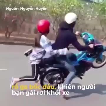Quái xế trổ tài bốc đầu, bạn gái ngồi sau ngã sấp mặt
