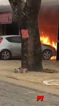 Ô tô bốc cháy trong nhà dân, hàng chục người hiệp lực kéo ra đường