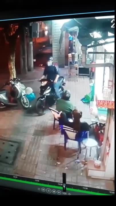 Ngồi trên vỉa hè dùng điện thoại, cô gái bị cướp giật phăng trong 1 nốt nhạc