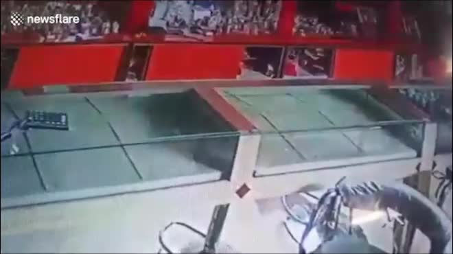 Chuột lấy trộm khuyên tai kim cương ở một cửa hàng Ấn Độ