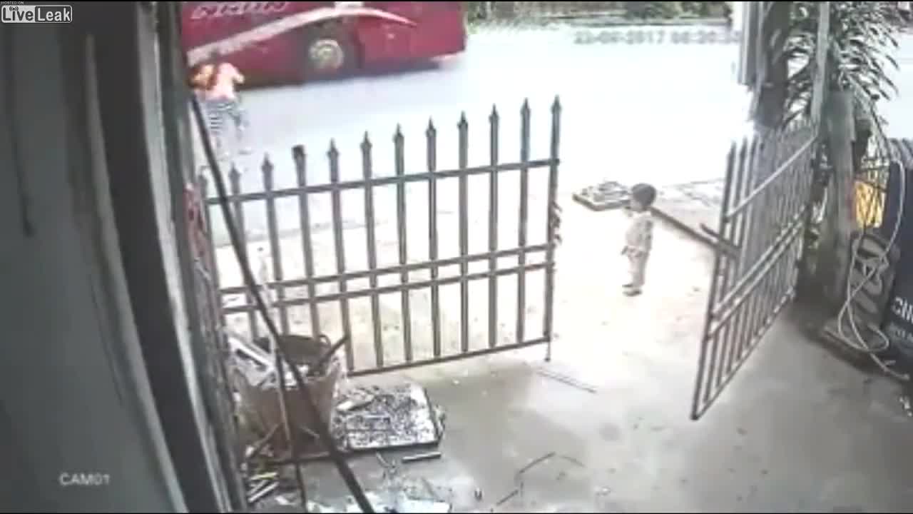 Con nít biết gì đâu, chỉ 1 giây thôi là đã muộn rồi