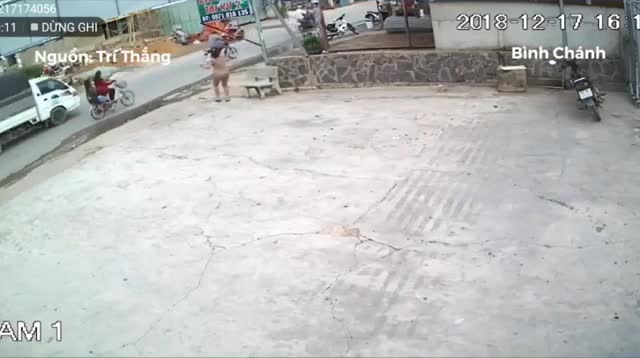 Hai tên đạo chích giật dây chuyền 'nhanh như chớp' giữa ban ngày
