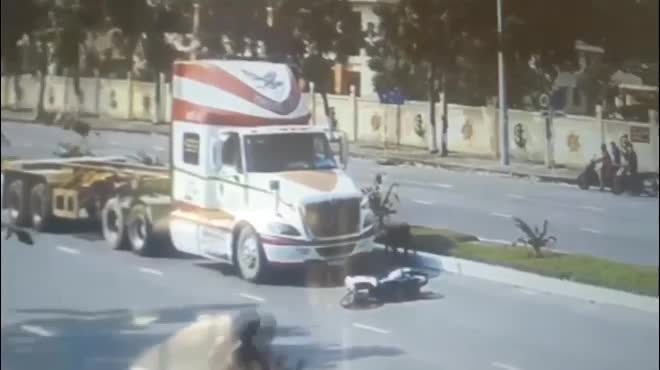 Quên vào cua, nam thanh niên suýt phải trả giá bằng tính mạng