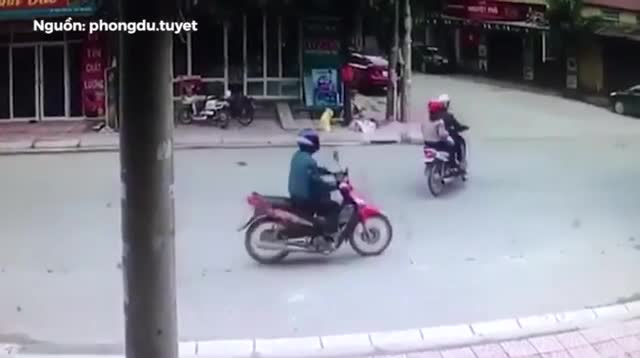 Xe tải tông sập cột điện vì né xe máy quay đầu