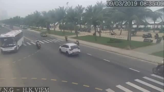 Xe khách quay đầu gây tai nạn liên hoàn ở Đà Nẵng