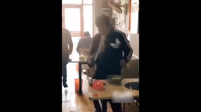 Cười ngả nghiêng với những 'bữa ăn bão táp' nhất trên đời