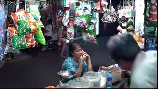 Ngồi nghe điện thoại trước cửa hàng, người phụ nữ bị cướp kéo ngã sõng soài