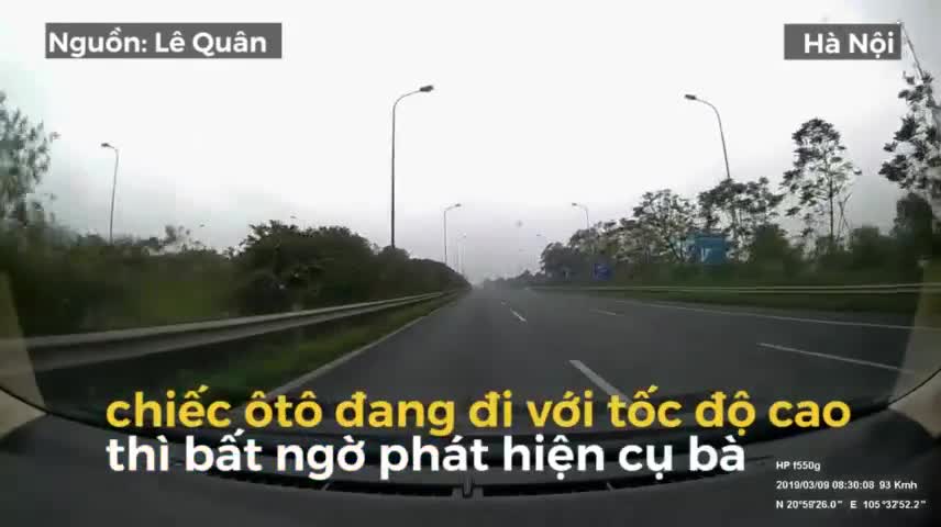 Tài xế ô tô hoảng hồn đánh lái tránh cụ già nhặt rác giữa cao tốc