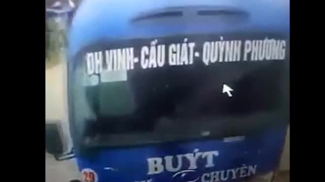 Tài xế xe buýt bẻ lái tài tình giúp bé trai thoát chết