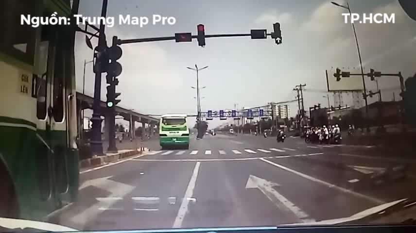 Ô tô buýt vượt đèn đỏ, tài xế xe bồn đánh lái xuất thần tránh tai nạn thảm khốc