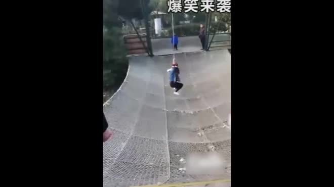 Những cú ngã 'tung nước' siêu hài hước