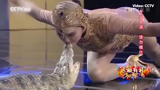 cô gái xinh đẹp môi đỏ chót hôn cá sấu