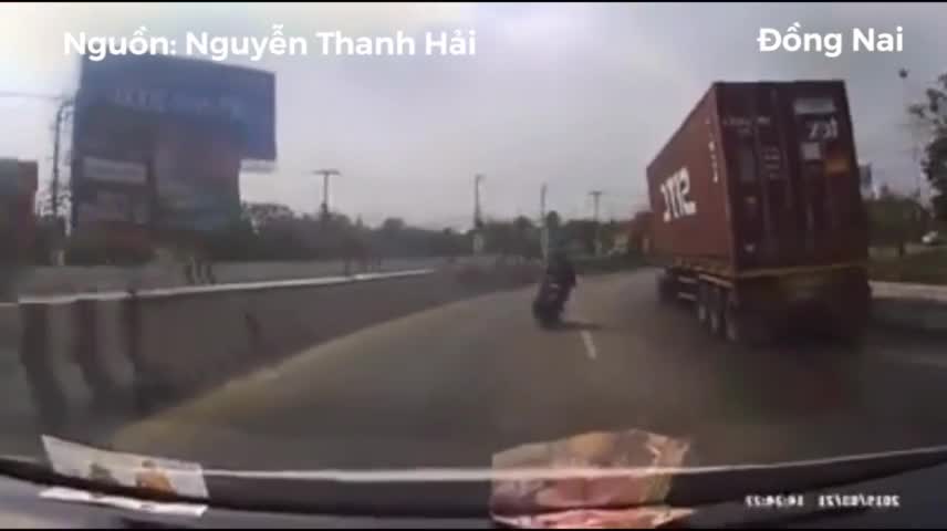 Container ôm cua đổ ra đường, xe máy chạy song song thoát chết thần kỳ