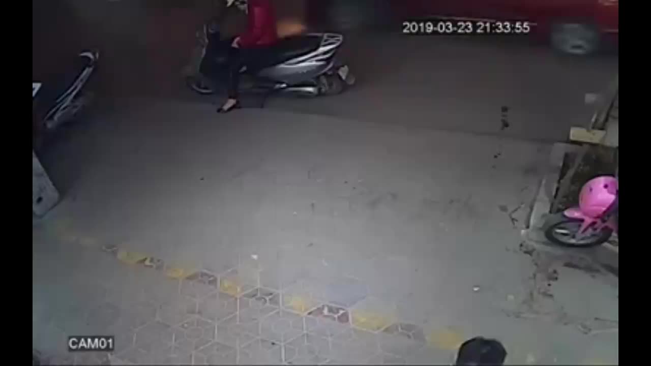 Dừng xe ngồi bấm điện thoại bên đường, nữ 'ninja Lead' bị ô tô tông ngã