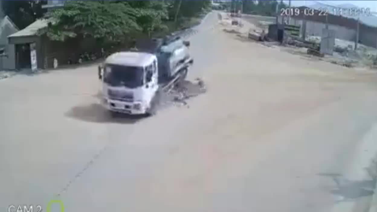 Thót tim người phụ nữ lao thẳng vào xe bồn và cái kết khó tin
