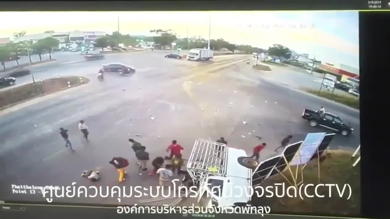 Ô tô bán tải vượt ẩu gây tai nạn, gần 20 thanh niên văng ra khỏi thùng xe