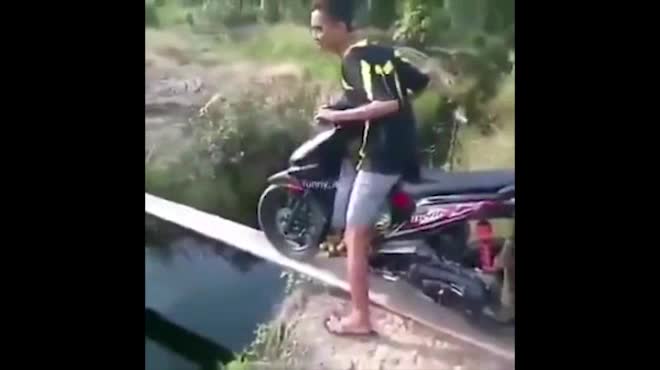 Cái kết đắng cho thanh niên đi xe máy qua cầu ván