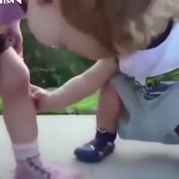Hồi bé đã ga lăng thế này rồi lơn lên chắc chắn là người đàn ông tuyệt vời