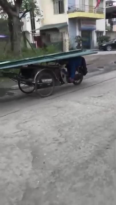 Nằm úp bụng lên yên, chở máy chém chạy vi vu