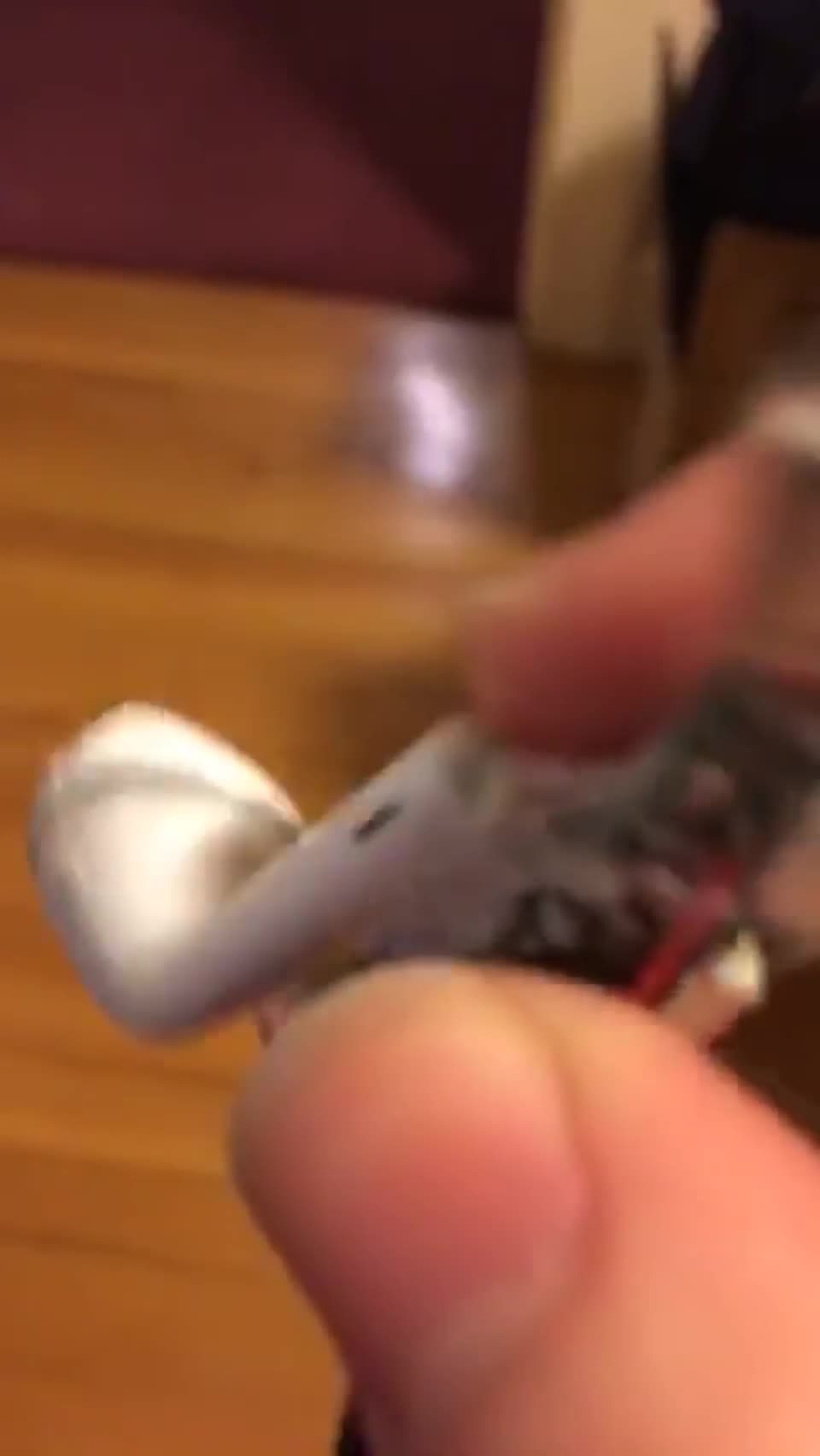 Video khoe hàng cặp AirPods phiên bản DIY