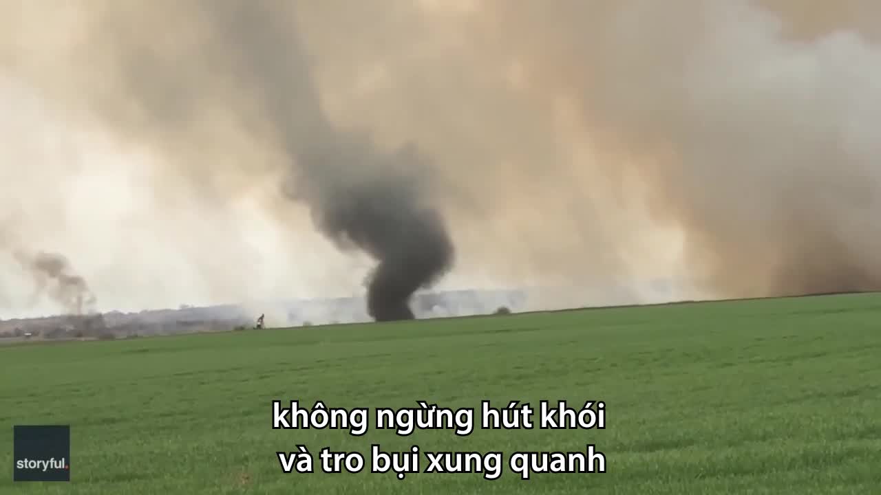 Vòi rồng lửa hút khói và tro bụi trong đám cháy