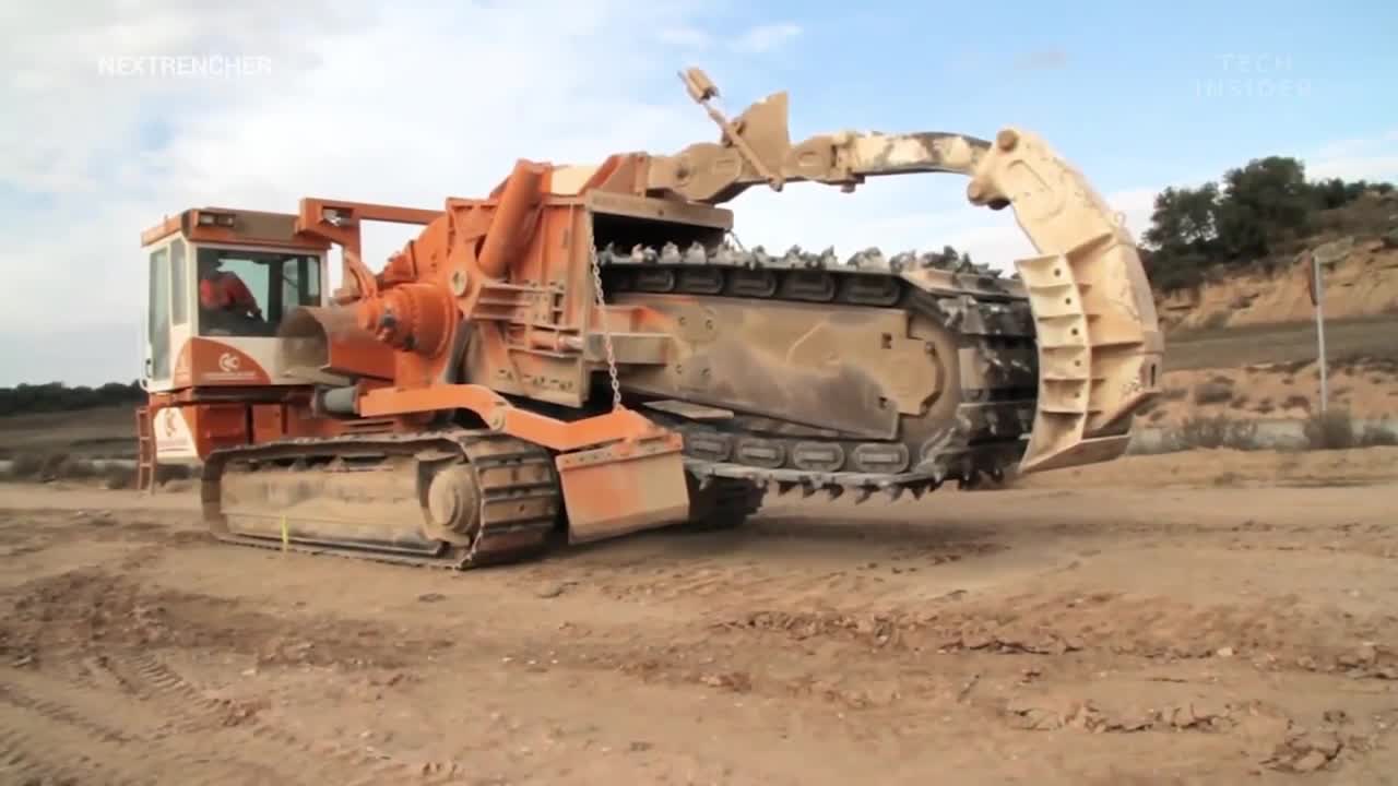 Cỗ máy đào kênh mương siêu tốc