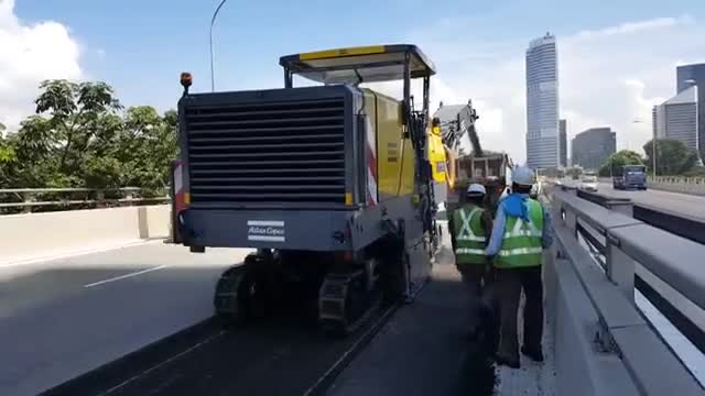 Máy bào vá đường Dynapac PL2000 ở Singapore