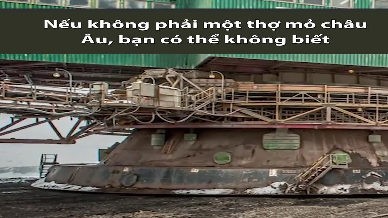 Hai tháng lết tới bãi đỗ của cỗ máy xúc 5.600 tấn