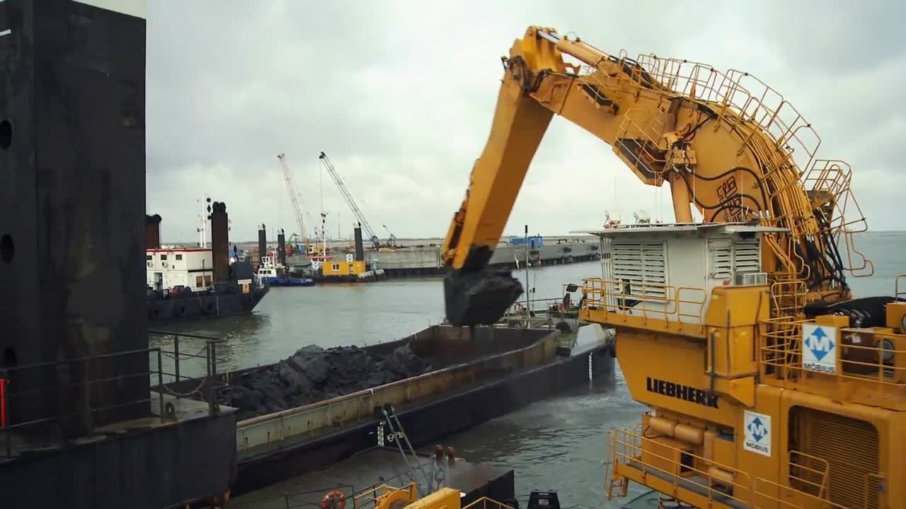 Liebherr – Ponton excavator P 995 in dredging application