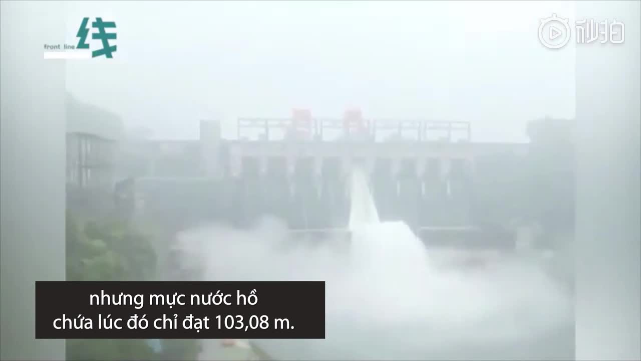 Cá bay rợp hồ khi đập thủy điện mở 9 cửa xả lũ