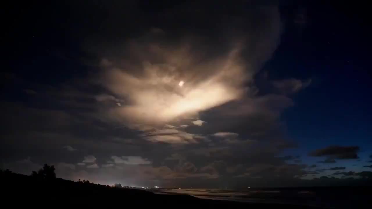 Hình ảnh bầu trời "chạng vạng" lúc tên lửa SpaceX Falcon 9 rời khỏi khí quyển Trái Đất