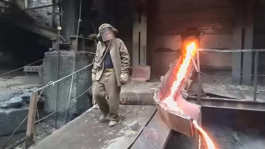 Nhúng tay vào kim loại nóng chảy 1400 độ C, vẫn chả sao cả