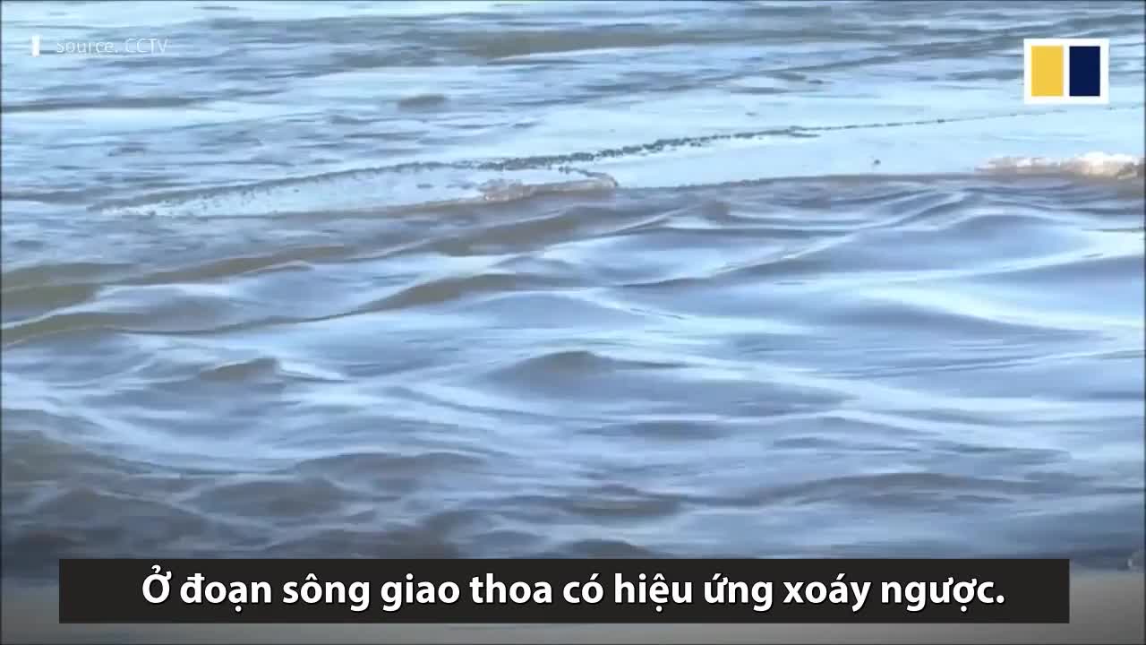 Đĩa băng rộng 6 m liên tục xoay tròn trên sông