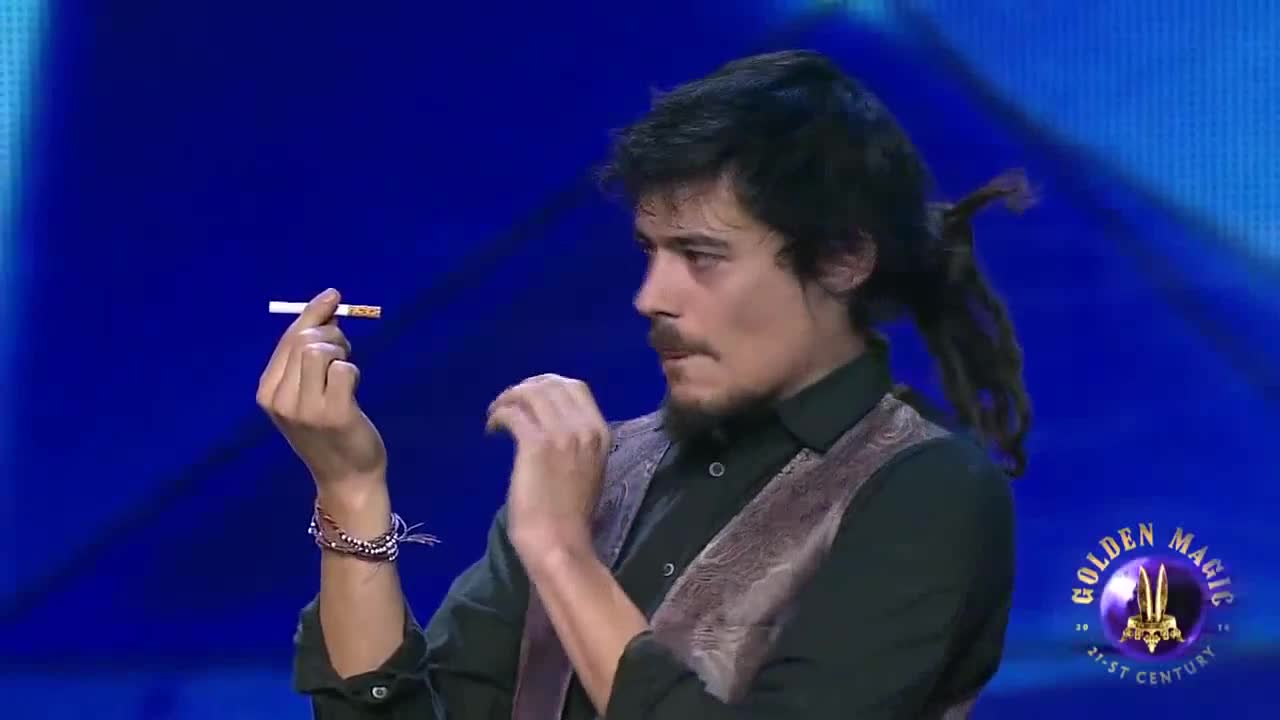 Ảo thuật gia Mario Lopez và màn ảo thuật với điếu thuốc lá