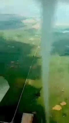 Ngoạn mục clip phi công Mỹ lái máy bay chạm trán với lốc xoáy giữa trời