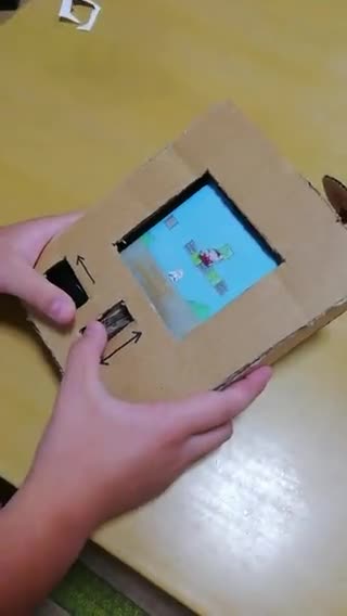 Máy chơi game Super Mario làm bằng bìa carton
