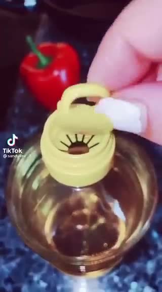 Công dụng đặc biệt của chiếc nút chai nhỏ bên trong mỗi chai dầu ăn
