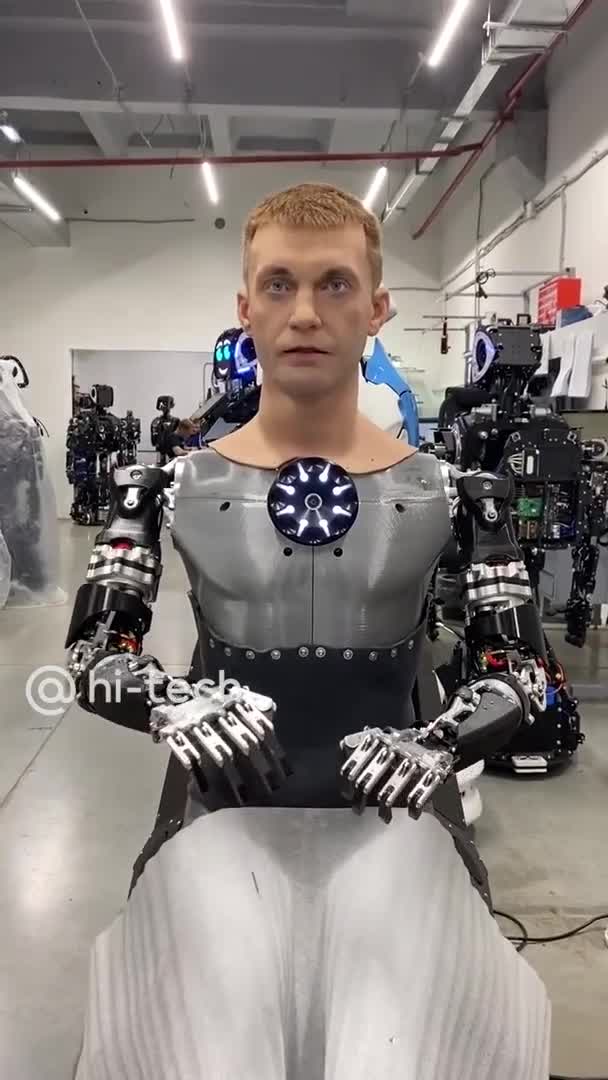 Robot thực hiện nụ hôn gió gửi tới các độc giả theo khẩu lệnh của nữ phóng viên