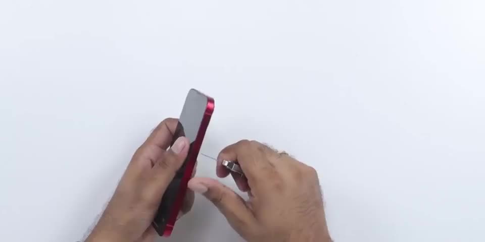 Thử độ bền của iPhone 13 bằng cách ngâm nước đá trong 24 giờ